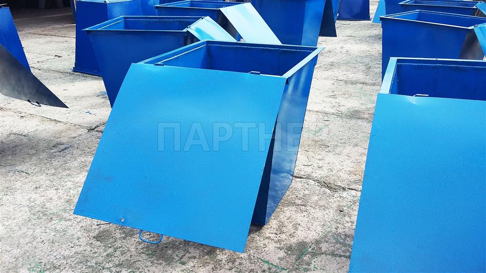 Синий мусорный контейнер
